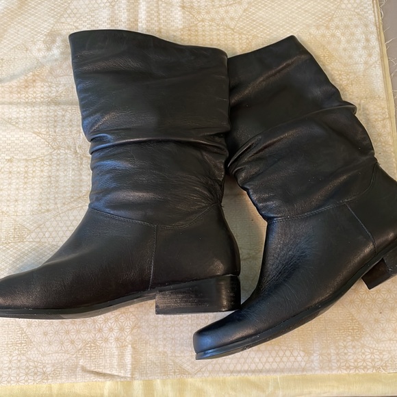 StJohns Bay women’s boots upper leather. Great condition inside and out. - Picture 10 of 12